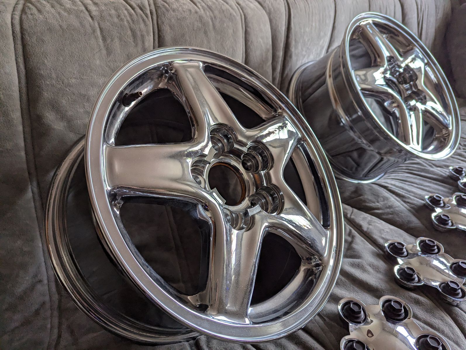 9592604 GM oem 16"x8" 5 lug chrome rims (2)