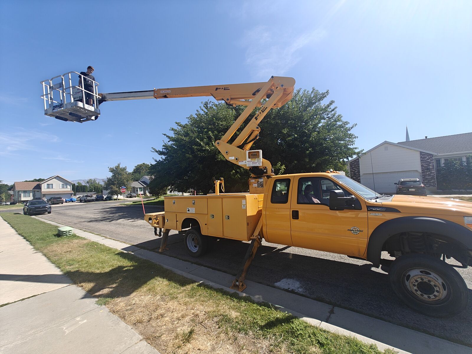 40 foot bucket truck - F550 Dur-A-Lift