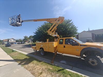 40 foot bucket truck - F550 Dur-A-Lift