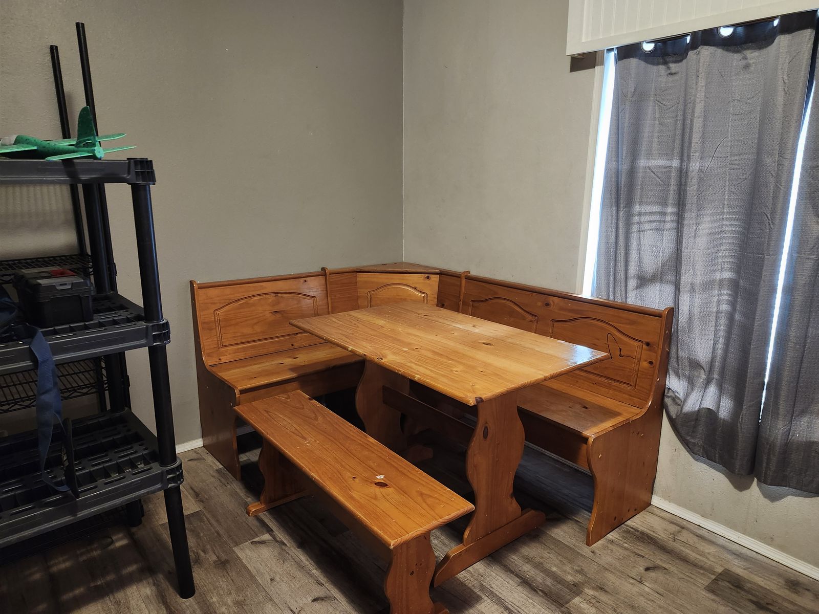 Corner dining table