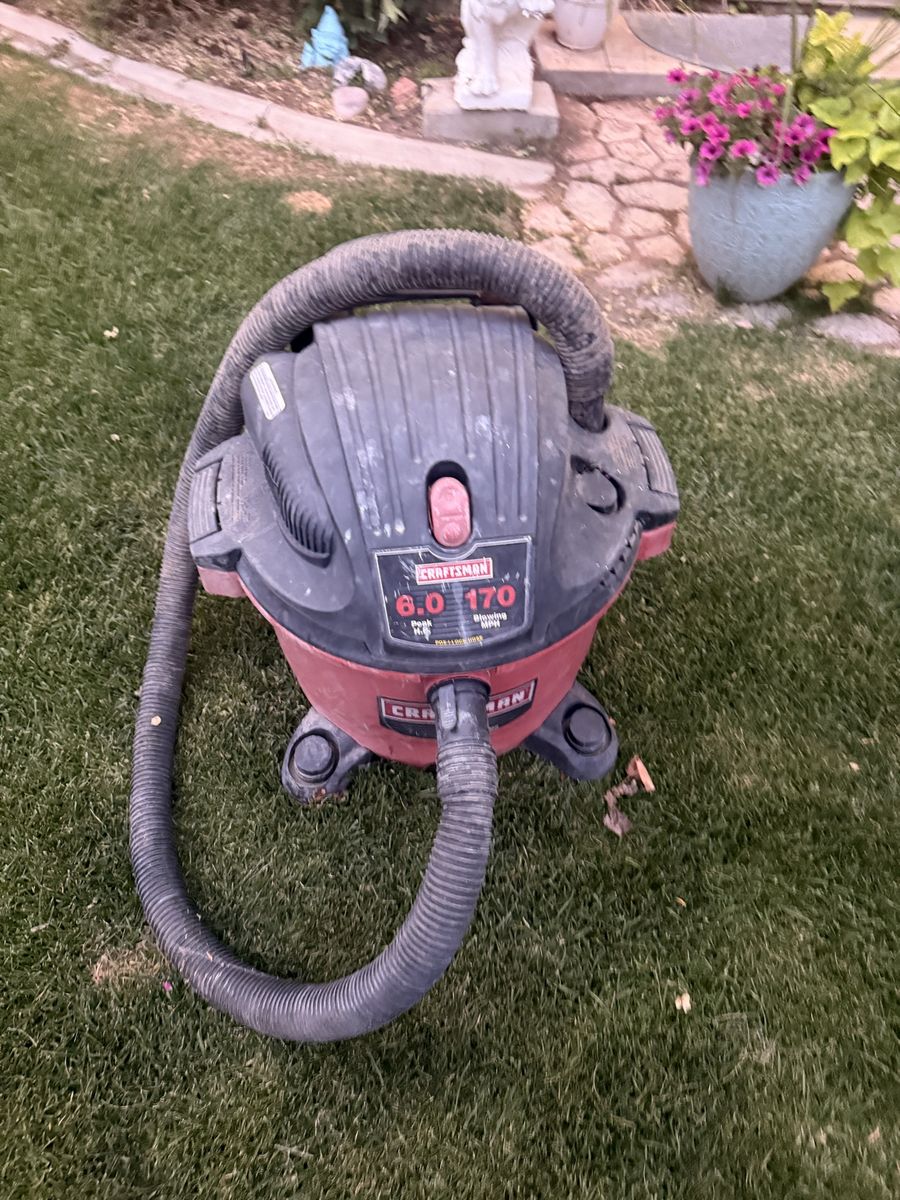 Shop-Vac 5 Gallon 2.5 Peak HP Wet/Dry Vacuum - Red & Gray, Used Condition