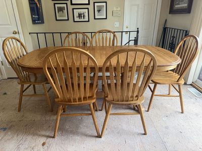 Oak Dining Table with 6 Spindle Back Chairs - Extendable Leaf Included