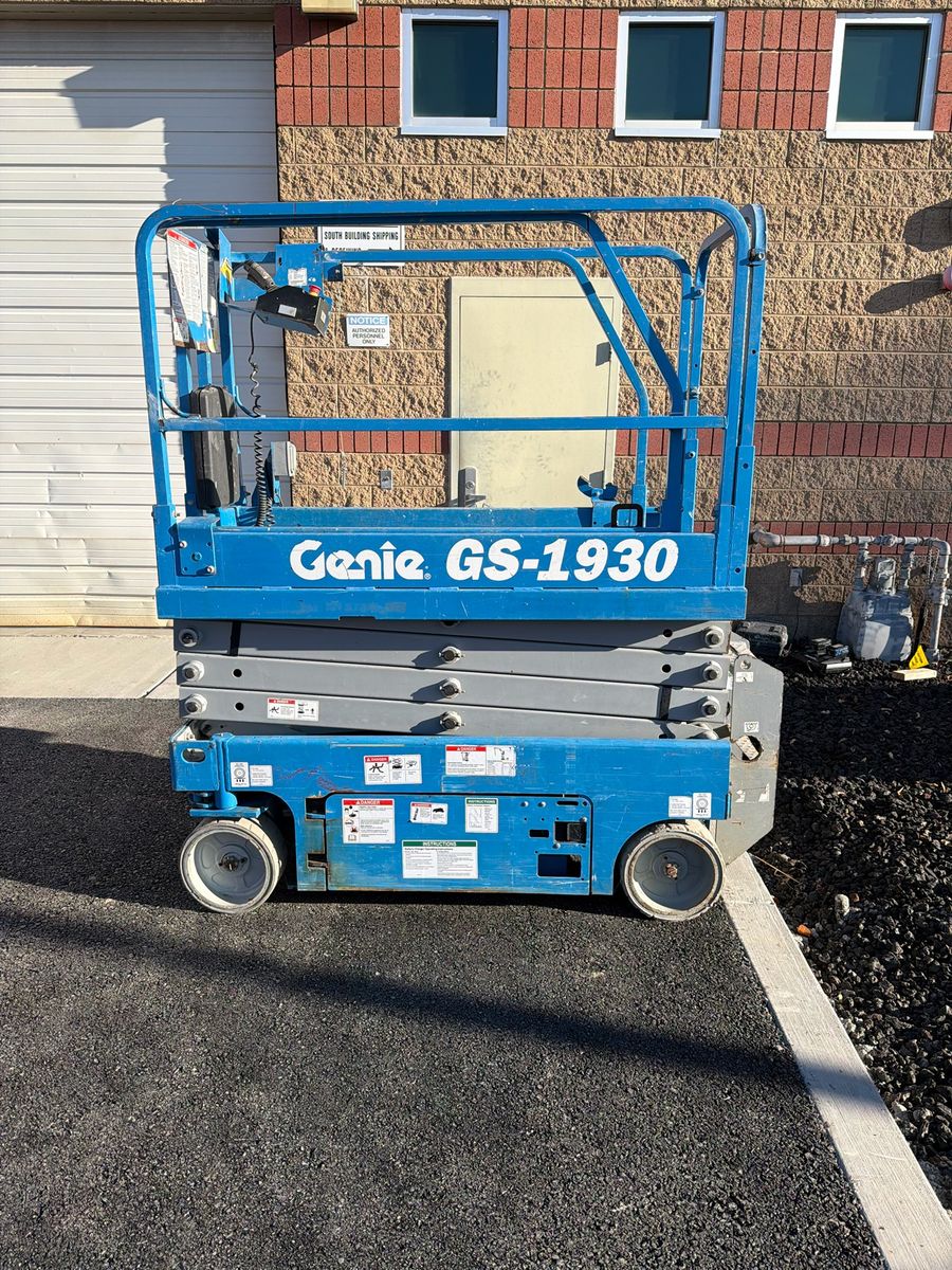 SCISSOR LIFT 19FT - 26FT - 32FT.   RENTAL.   JLG - JCB - GENIE