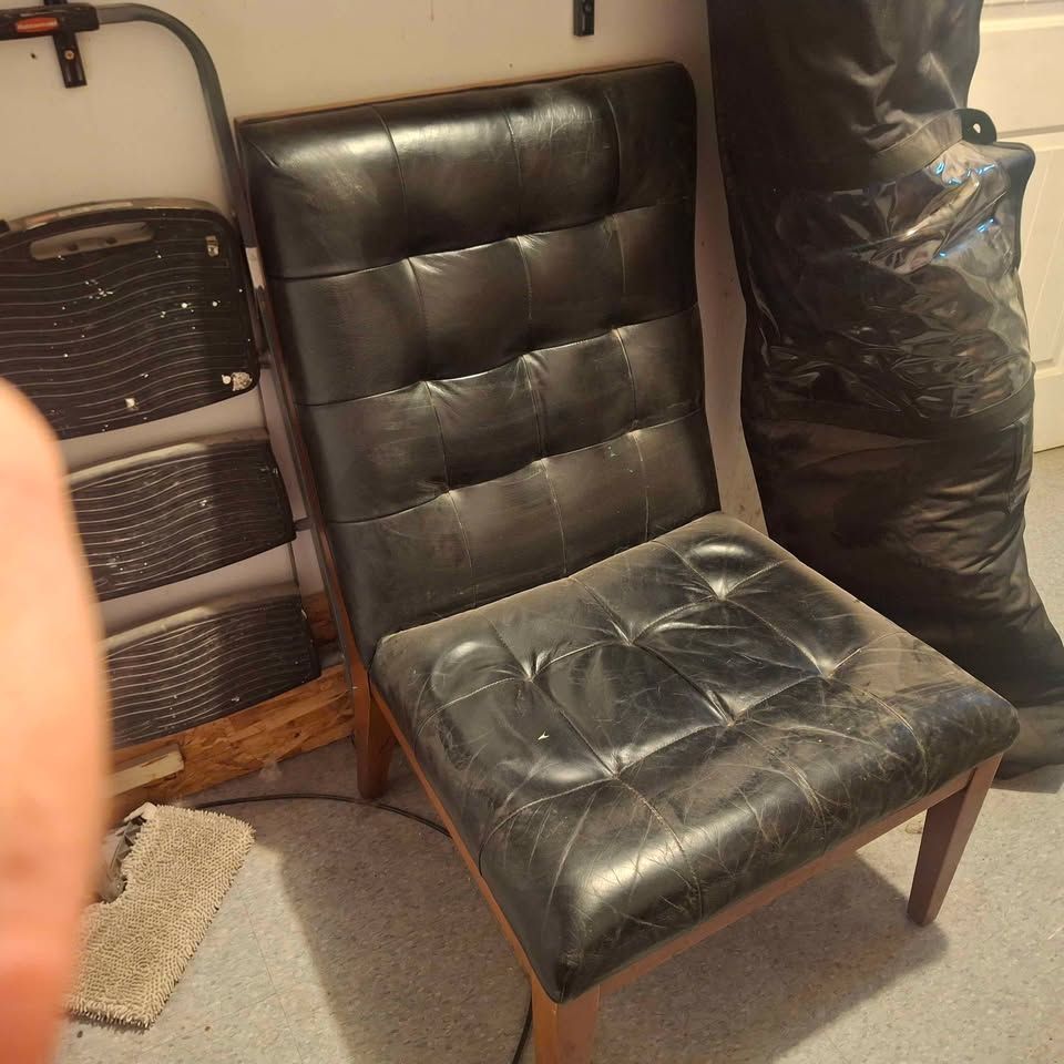 Black leather chair elegant $60 801 502 3235 TEXT ONLY NO CALLS NO VOICEMAIL ANSWERED