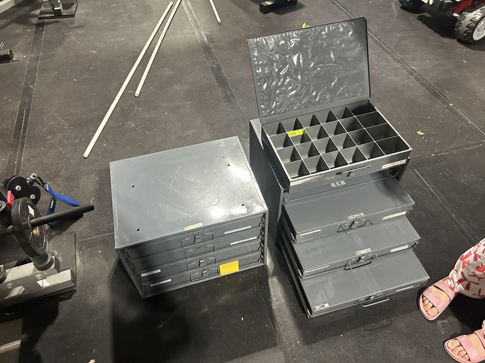 Durham Steel Compartment Box Rack 20 x 15-3/4 x 15 with 4 Adjustable Divider Compartment Boxes