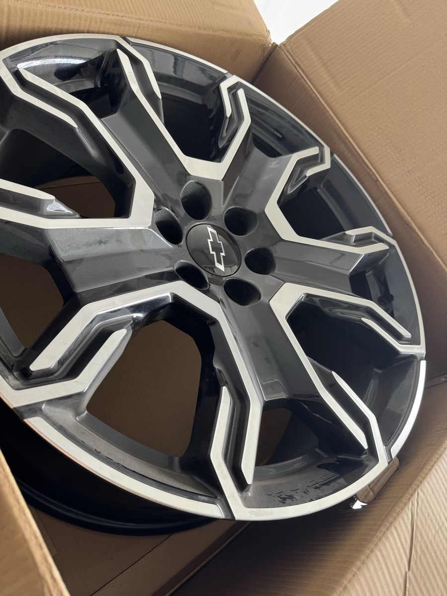 24” OEM Chevrolet Machined Grey Alloy Wheel Rim with Bowtie Center Cap