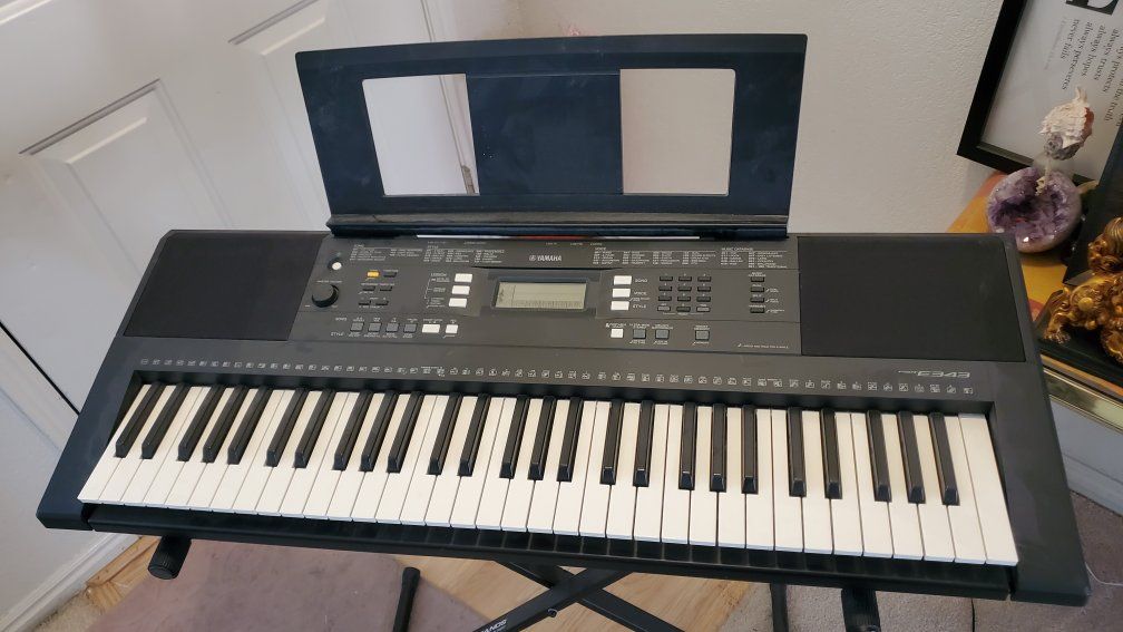 Yamaha electric piano PSR E343