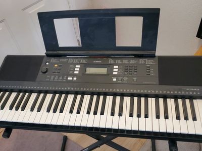 Yamaha electric piano PSR E343