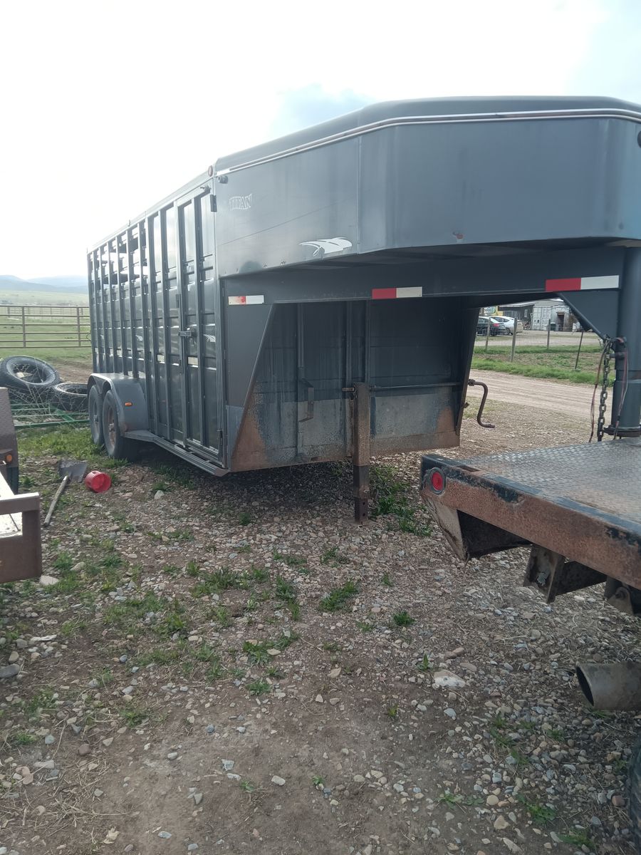 2000 Titan Horse Trailer