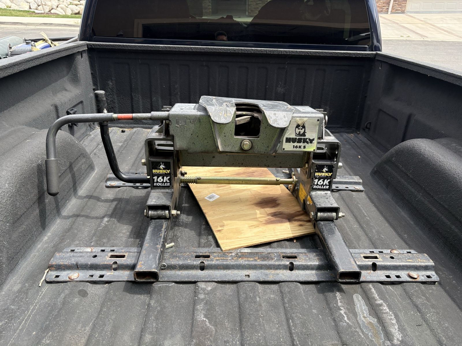 Husky 16K S 5th wheel hitch