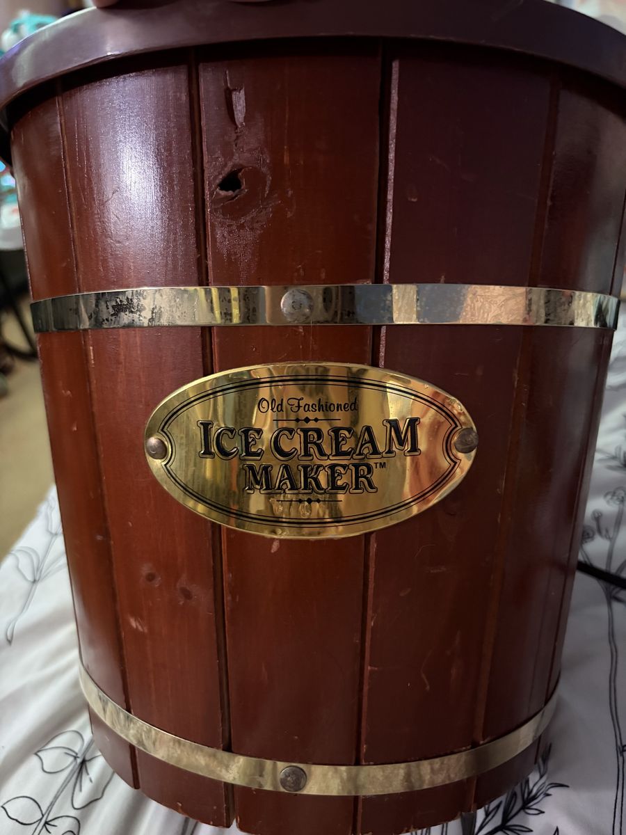 Nostalgia Old Fashioned Electric Ice Cream Maker Wooden Bucket Style