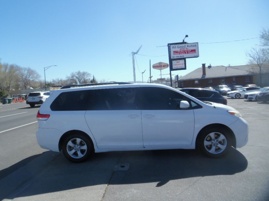 2011 TOYOTA SIENNA LE 8-Passenger