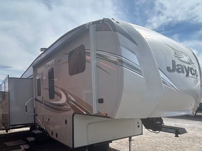 2018 Jayco Eagle 5th Wheel, 30' Sleeps 4, 4 Seasons, 3 Slides, Electric Jacks, 2 A/C's, Flat Screen TVs, Clean Title