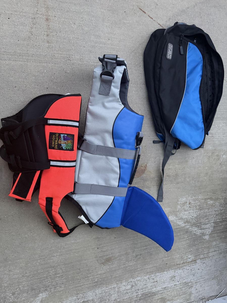 Outward hound dog life vest small med or large SWIM VEST ONE WITH SHARK FIN 20.00