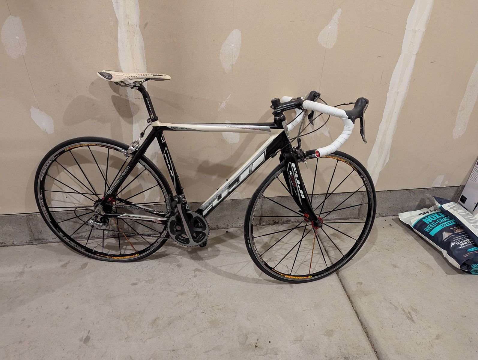 52cm Fuji Team Issue Carbon Road Bike - Full Shimano Dura-Ace