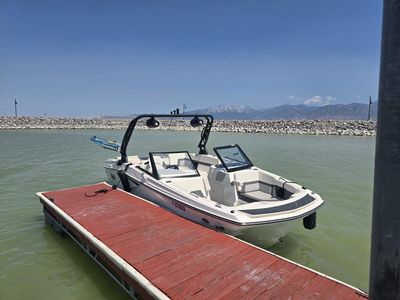 2022 Heyday H22 Surf / Wake Boat – 370HP