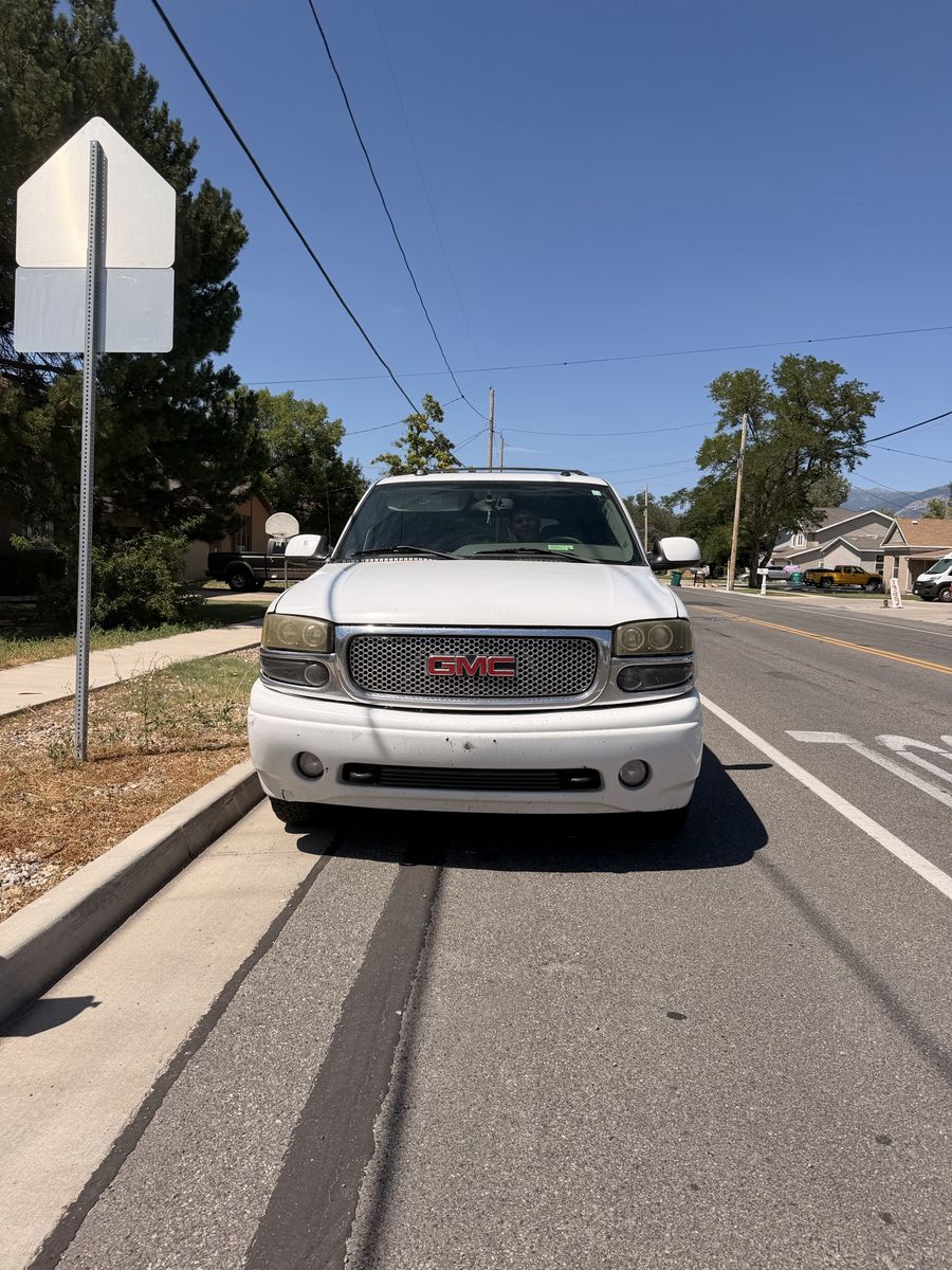 GMC Yukon XL 1500 White SUV - Used, Great Condition, Sunroof, Tow Package