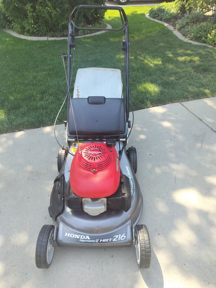 Honda HRT216 RWD Self Propelled Lawnmower