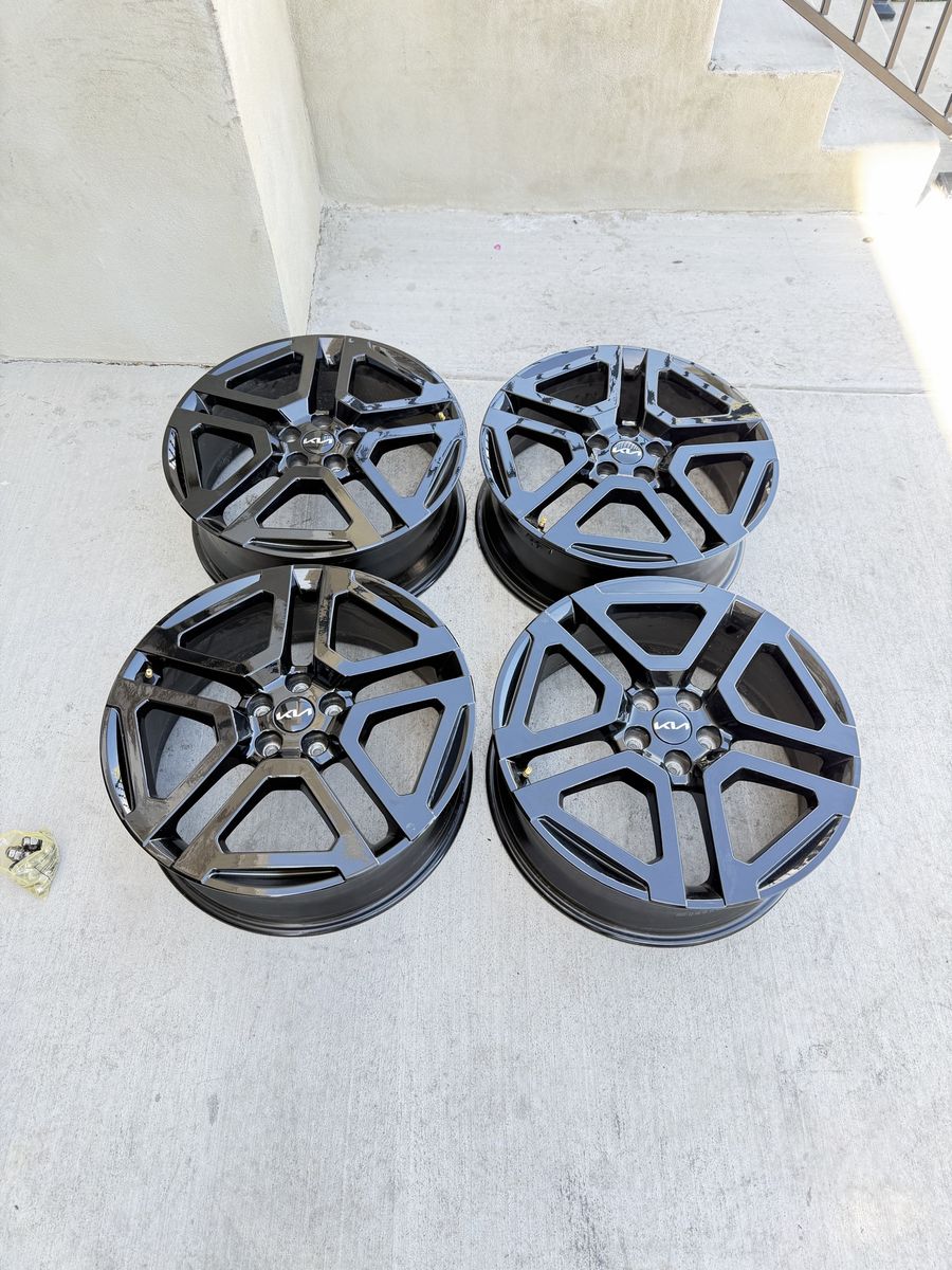 Kia Telluride Rims 20” with sensors almost new