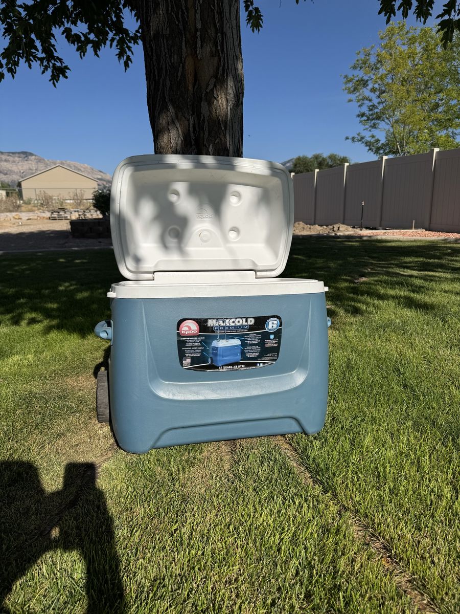 Igloo MaxCold Premium 62 Quart Wheeled Cooler