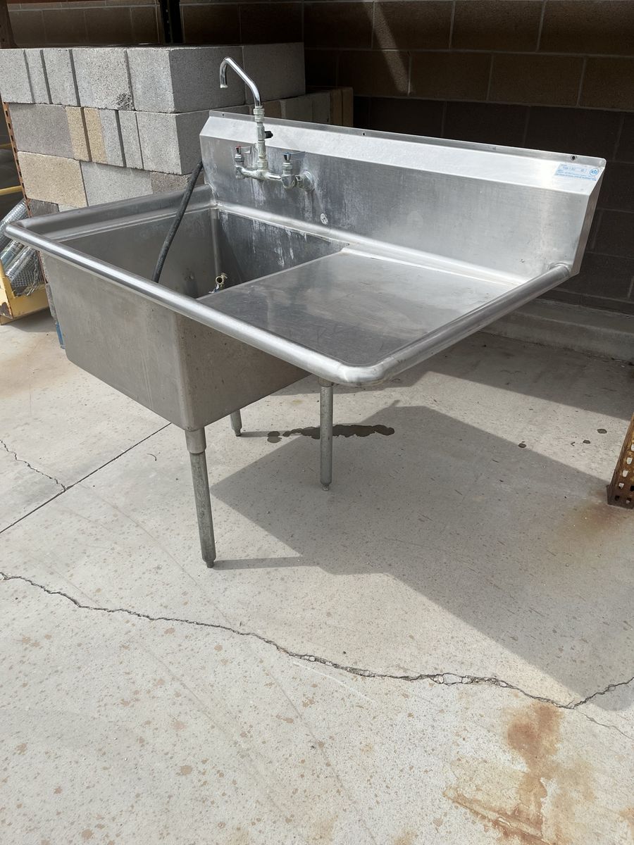 Commercial sink