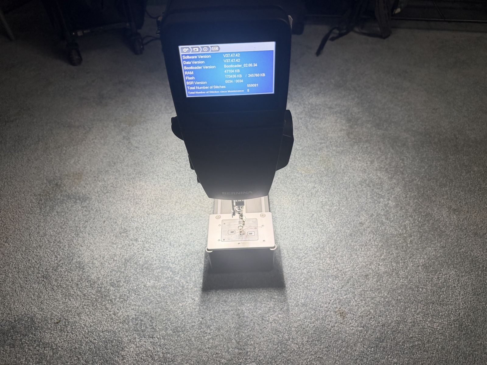 Bernina Q20 Longarm w/ Koala  Cabinet