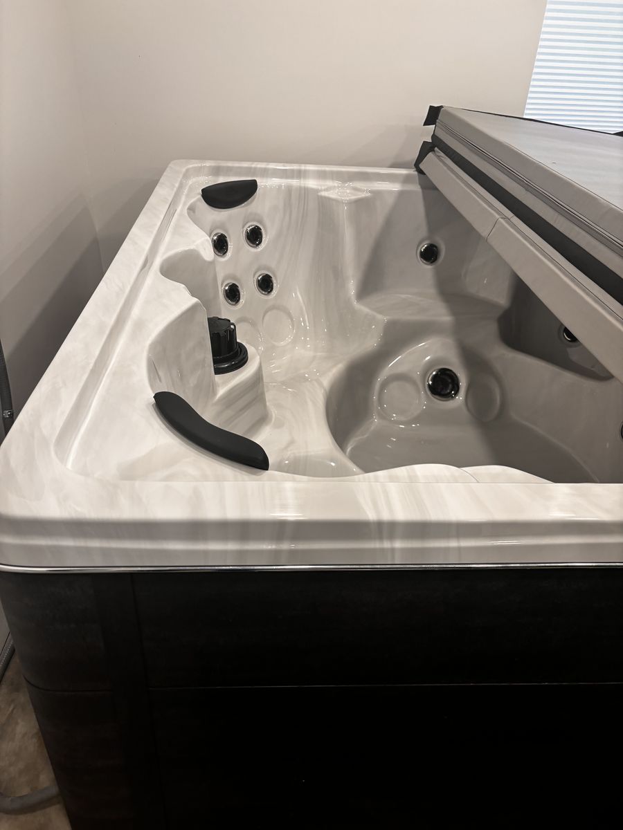 Artic Spa 6 person hot tub brand new