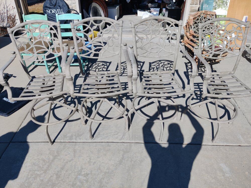 Outdoor patio chairs (4)