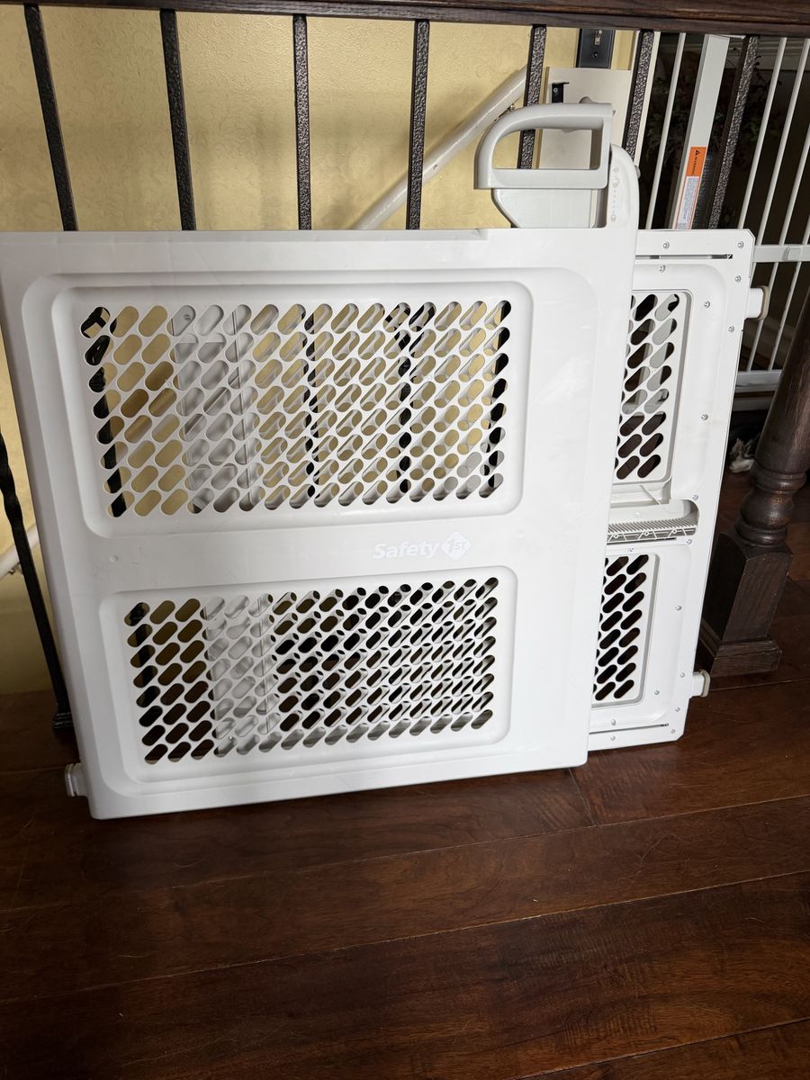 Safety 1st Plastic Baby / Dog Gate with Mounting Hardware - White