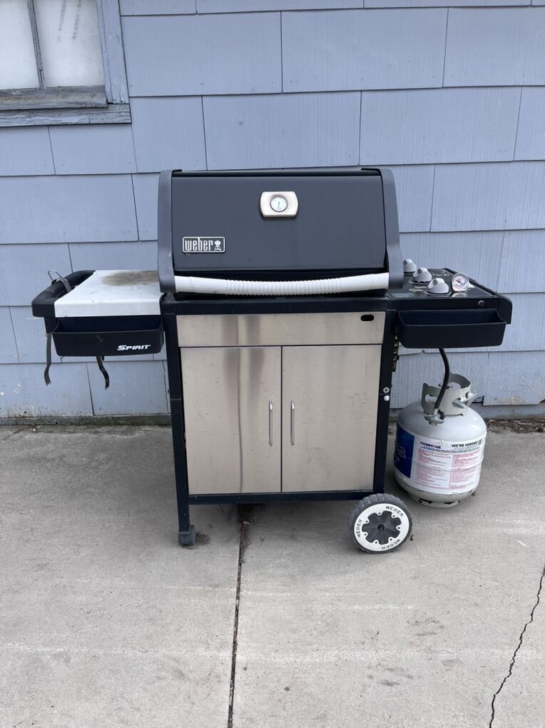 Weber Spirit 3-Burner Gas Grill (Lights Manually)