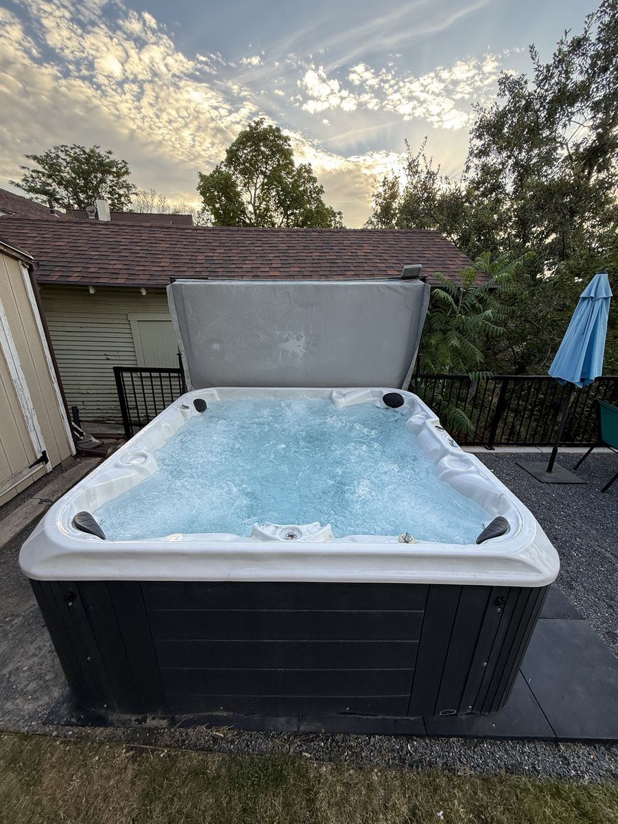 Hot Tub- 6 Person- Strong Spas Brand Embark E90L model. 91” x 91”.
