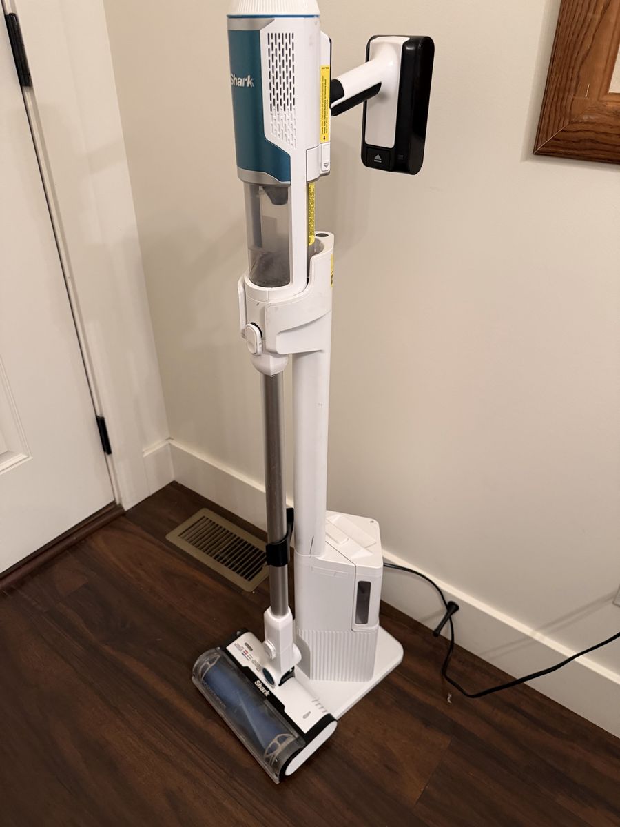 Shark Clean Empty Anti-Allergen Complete Seal Cordless Pet Stick Vacuum Cleaner