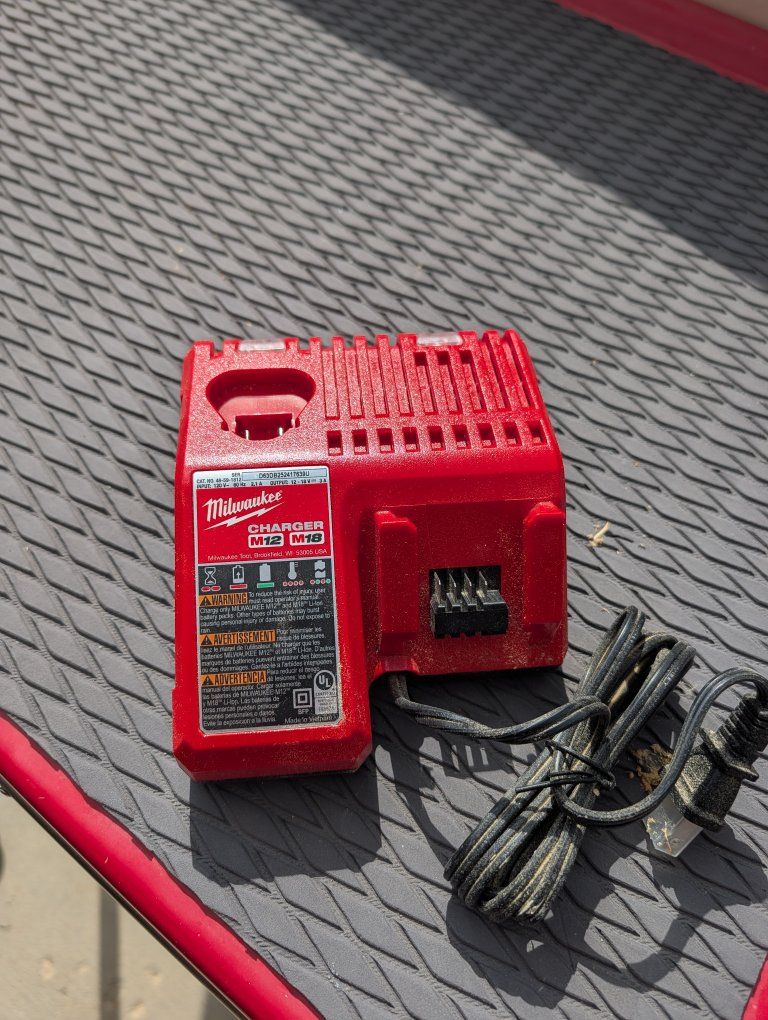 Milwaukee M12 & M18 Multi-Voltage Battery Charger - New