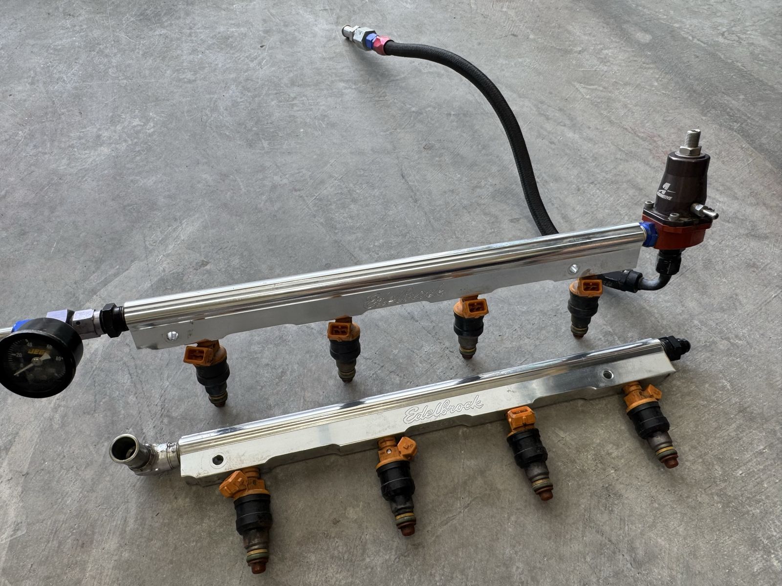 Edelbrock 4.6 2V Fuel Rails + Aeromotive Adjustable Regulator Mustang