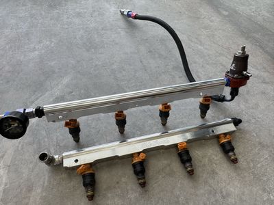 Edelbrock 4.6 2V Fuel Rails + Aeromotive Adjustable Regulator Mustang