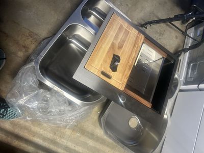 Lot of 3 sinks, 2 utility style 1 kitchen sink new