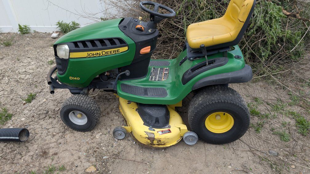John Deere D140 Riding Mower (low 142hrs)