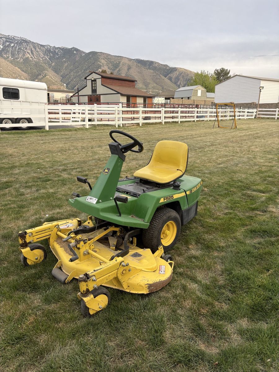 John Deere F525 riding lawn mower