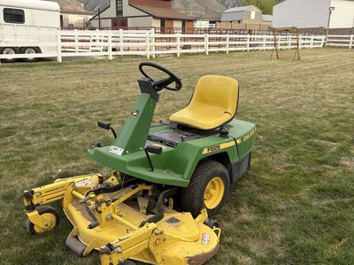 John Deere F525 riding lawn mower