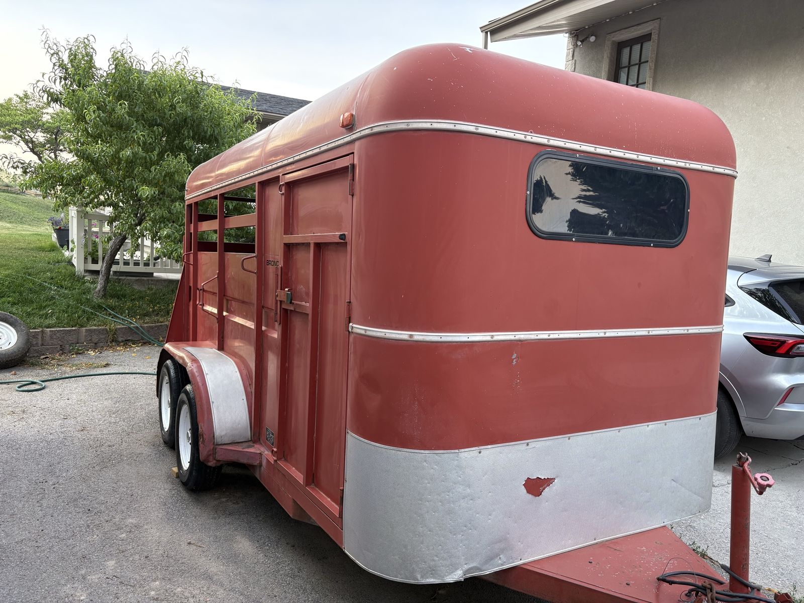 1990 Western World Bronco 3-Horse Trailer - Red