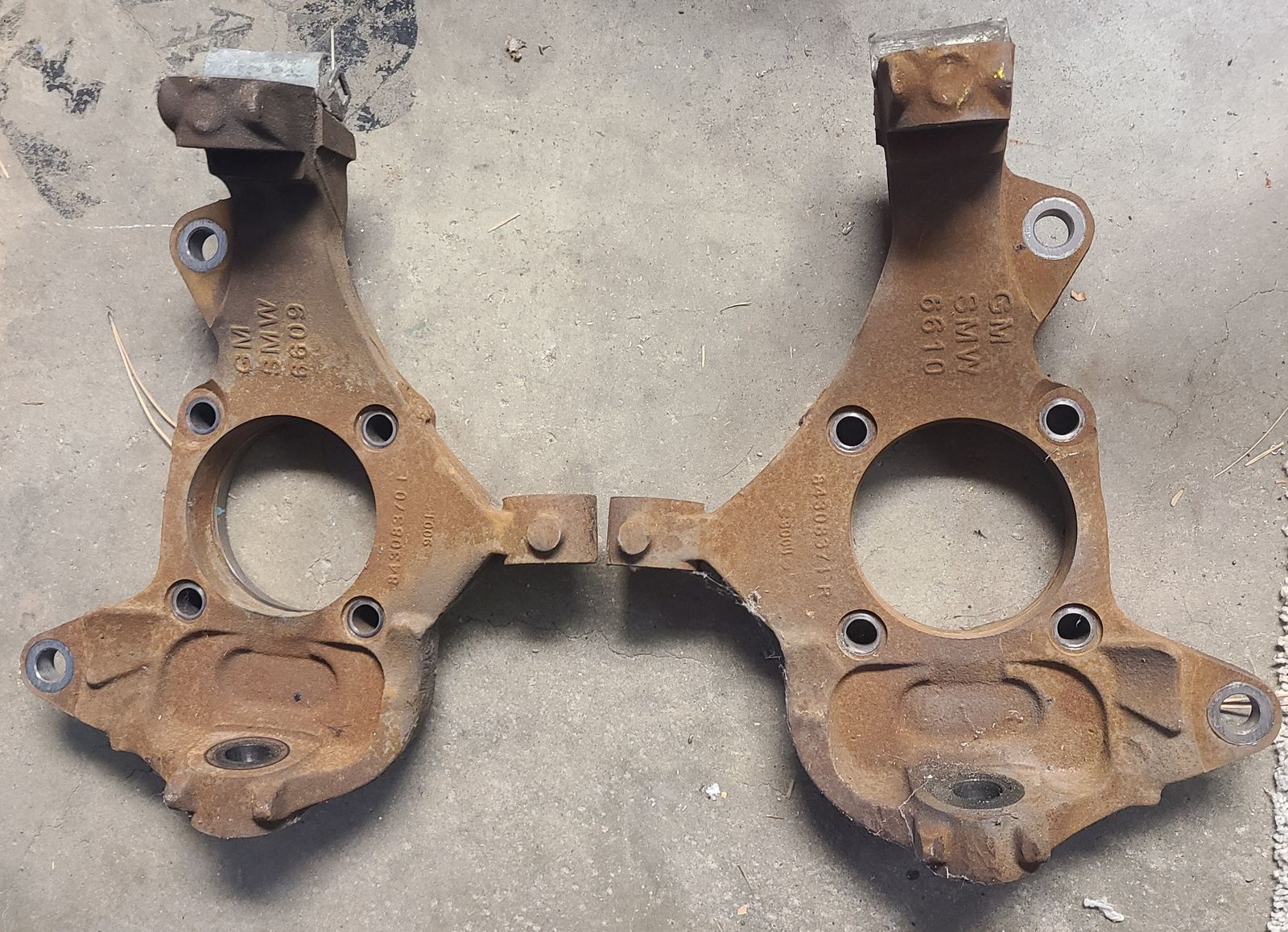 Chev Express 3500 Front Spindles - Used (GMC Savana)