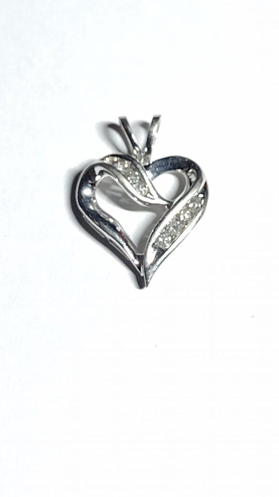 10K GOLD WITH NATURAL DIAMONDS HEART PENDANT