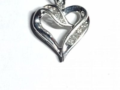 10K GOLD WITH NATURAL DIAMONDS HEART PENDANT