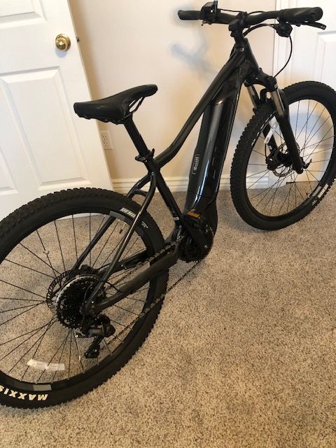 Giant E-bikes - 1 men's, 1 women's