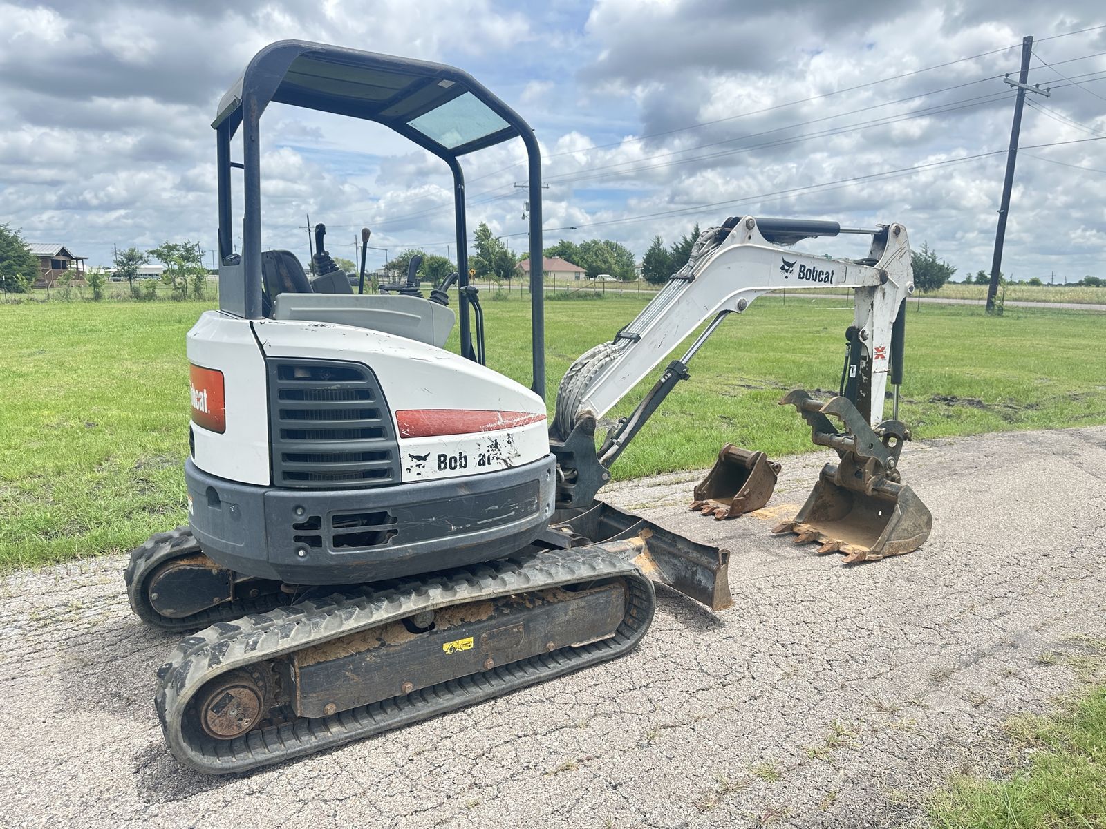 E 26 Bobcat MIni X with Thumb 