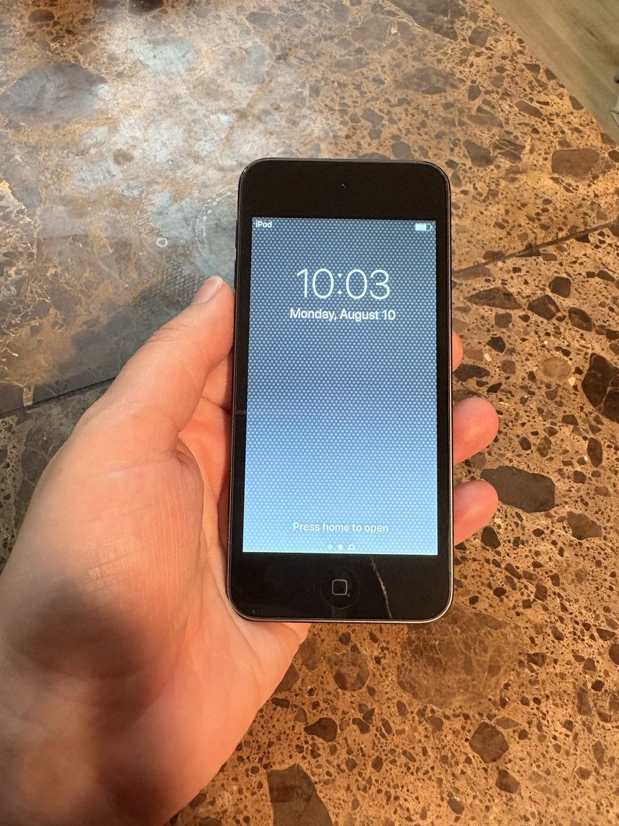 Apple iPod Touch - Black (Used, Screen Scratch) 128 gigabytes. 6th Generation 