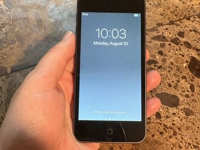 Apple iPod Touch - Black (Used, Screen Scratch) 128 gigabytes. 6th Generation
