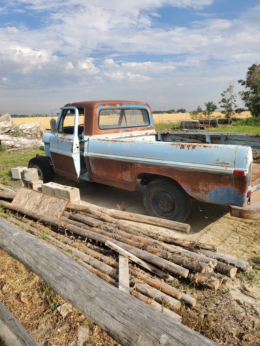 1972 Ford F100 Custom truck for parts
