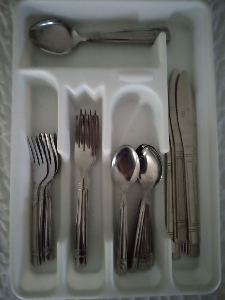 Flatware set of 45 in Rubbermaid silverware tray