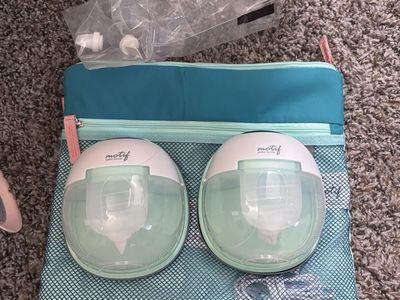 Motif Aura Glow Wearable Breast Pump Set with Milk Storage Bags and Travel Pouch